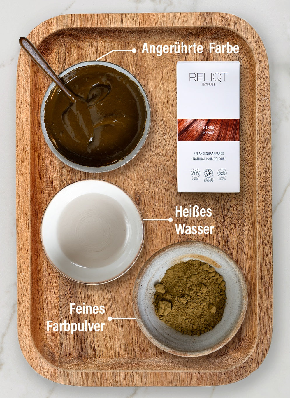 Schritt-für-Schritt-Anleitung zur Anwendung der RELIQT Pflanzenhaarfarbe – mit angerührter Farbe, heißem Wasser und feinem Farbpulver für natürliche Haarfärbung
