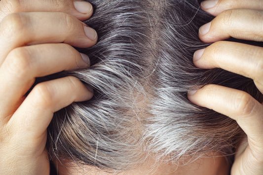 Mit Pflanzenhaarfarbe graue Haare abdecken